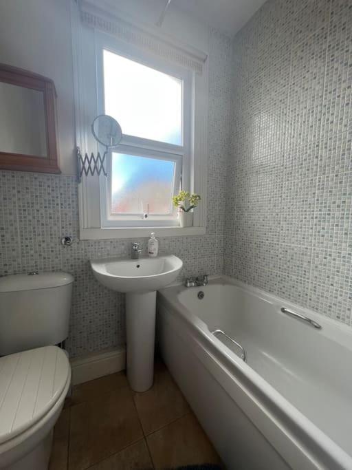 2025 Award Winner Liverpool Strawberry House - 3 Bedrooms Dış mekan fotoğraf